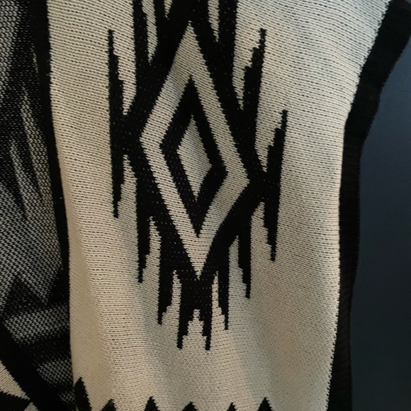 Cake and Roses OS poncho with fringe bottom - Picture 10 of 10